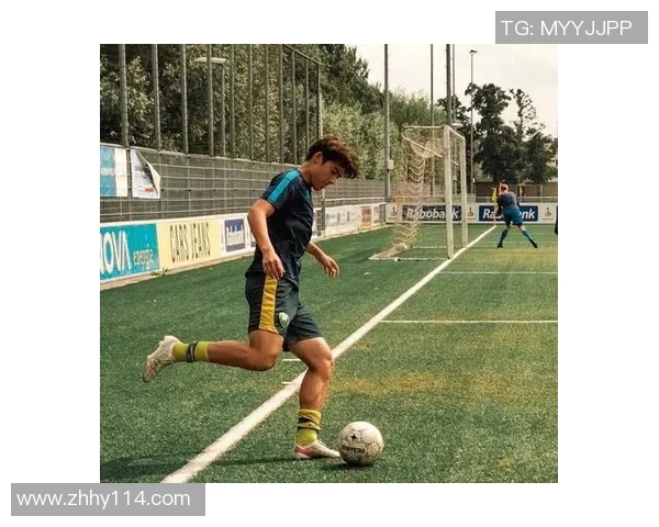 足球球星穿紧身衣展现完美身材引领运动时尚潮流解析